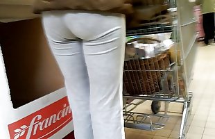 Une MILF au joli cul au supermarche