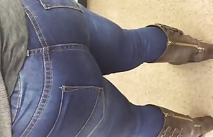 Big booty MILF in jeans