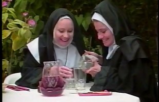 Geile priester Spionage Op twee nonnen